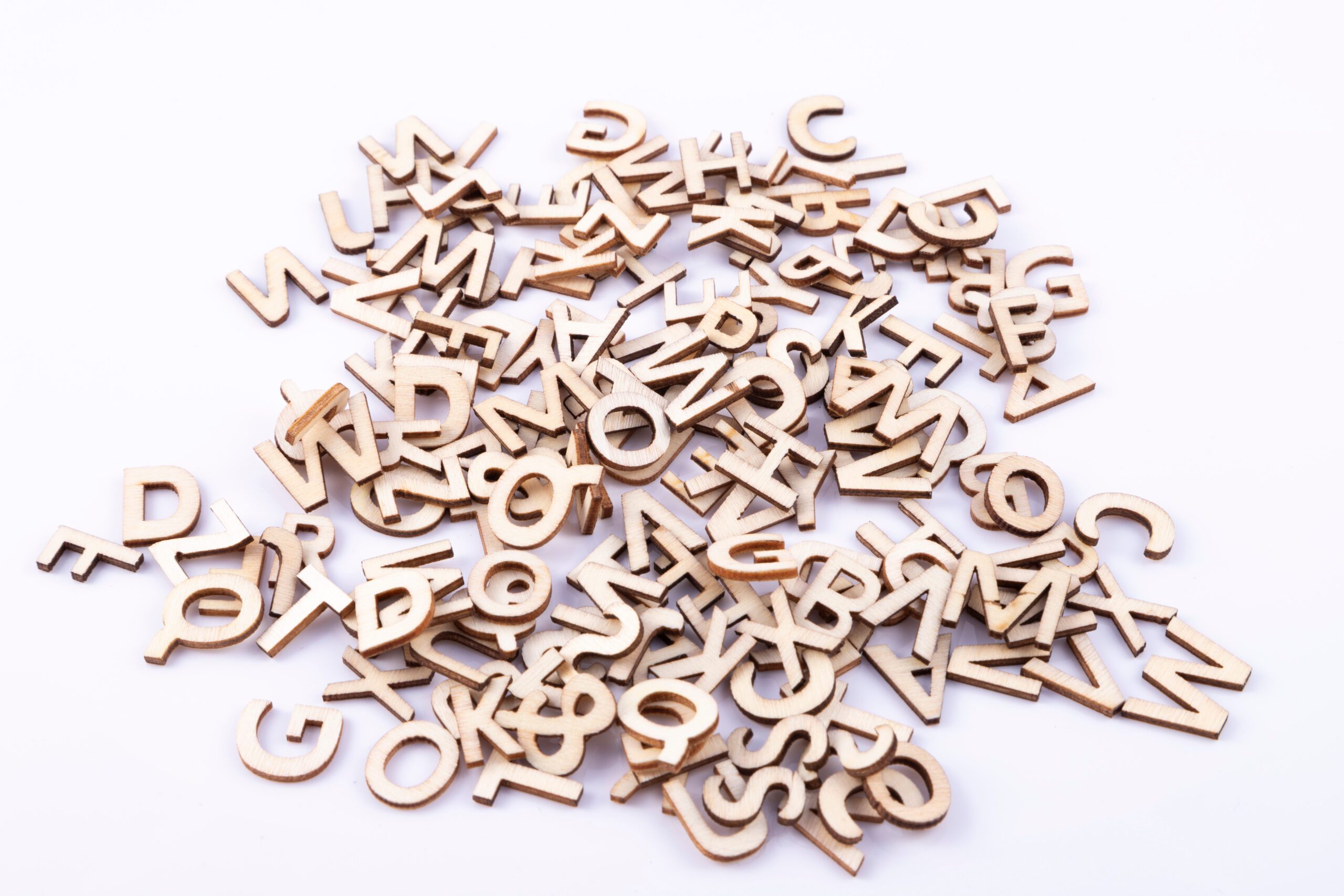 Bir biri içine geçmiş ahşap harfler